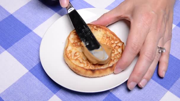 Una Mujer Hace Clásico Sándwich Mantequilla Maní Gelatina Pan Blanco — Vídeos de Stock