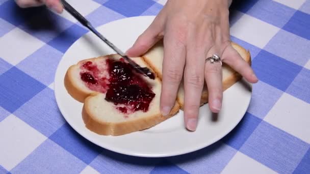 Bir Kadın Taze Beyaz Ekmeğin Üzerinde Klasik Fıstık Ezmeli Reçelli — Stok video