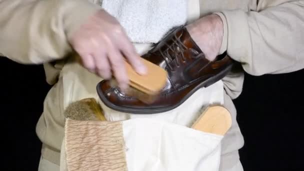 Een Schoen Shiner Poetst Een Bruine Jurk Schoen Met Behulp — Stockvideo