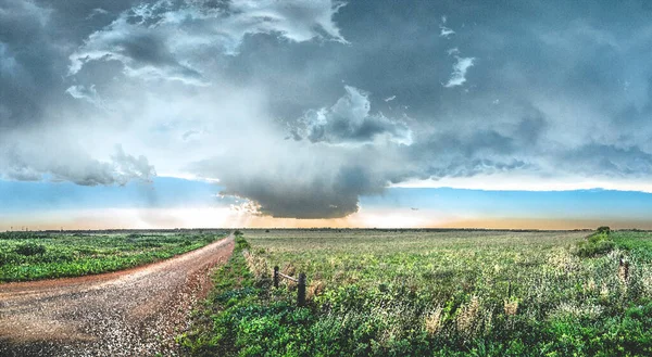 Artistas Pintando Camino Tierra Con Una Tormenta Cruzando Cielo —  Fotos de Stock