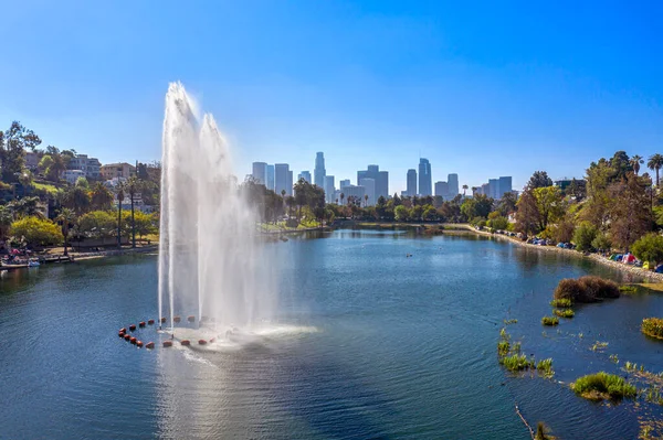 Beautiful Echo Park Lake Its Powerful Fountain Highlights Downtown Los — Stock Photo, Image