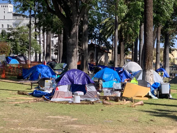 加州洛杉矶下城的一个无家可归的营地 其原因是自由政府政策的执行不力 — 图库照片