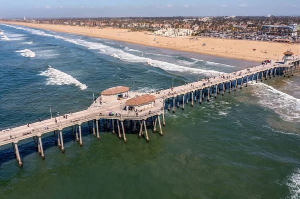 Een Luchtfoto Van Beroemde Huntington Beach Landmark Pier Met Actieve — Stockfoto