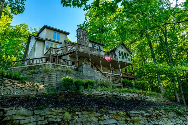 Domov Horách Tennessee Sedí Vrcholu Kopce Lese Zelených Dubů Výhledem — Stock fotografie