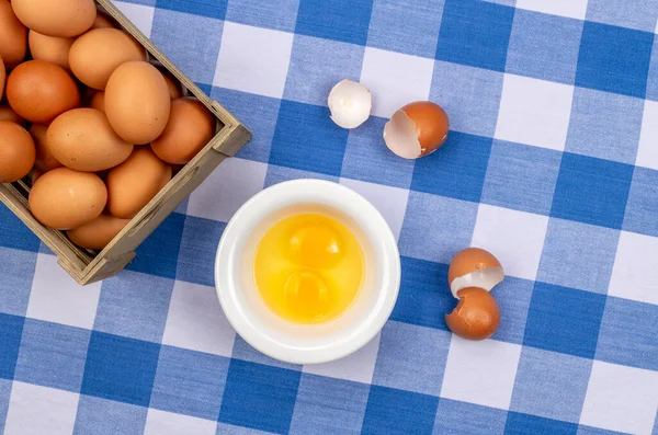 Small Crate Fresh Eggs Two Cracked Eggs Rests Atop Tabletop — Stock Photo, Image