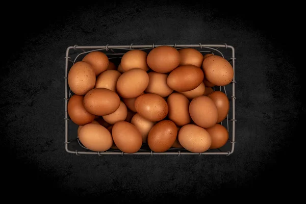 Small Wire Basket Assorted Fresh Brown Eggs Mottled Black Background — Stock Photo, Image