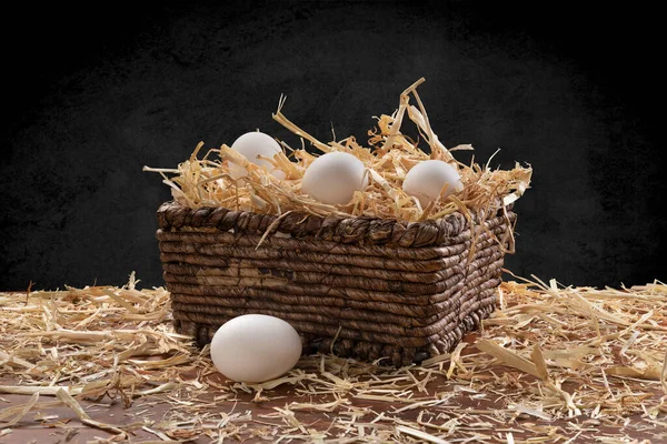 Small Wicker Basket Freshly Collected Eggs Hay Top Teak Table — Stock Photo, Image