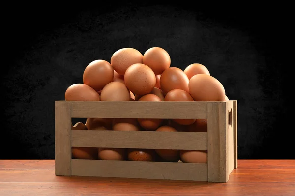 Een Kleine Bruine Houten Krat Van Vers Verzamelde Eieren Een — Stockfoto