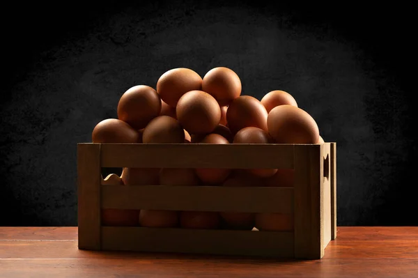 나무로 상자가 계란을 테이블 얼룩덜룩 배경에 이루고 — 스톡 사진