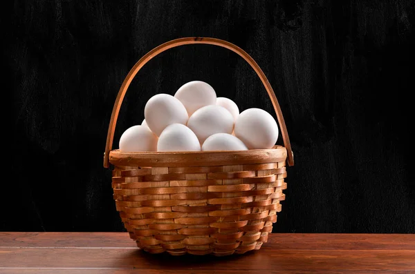 Καλάθι Αυγά Που Συλλέχθηκαν Πρόσφατα — Φωτογραφία Αρχείου