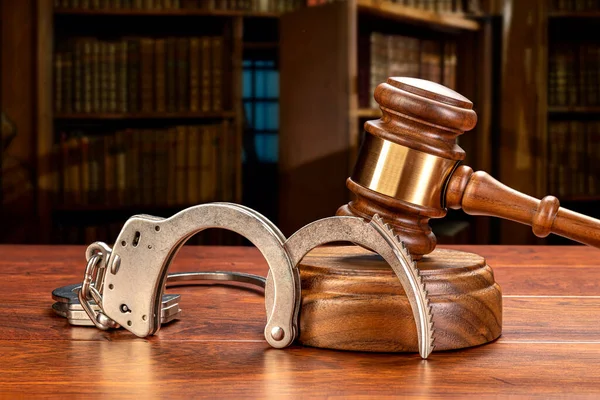 Pair Handcuffs Rests Judge Gavel Block Judge Law Chamber Inferences — Stock Photo, Image