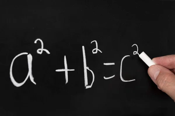 Een Leraar Schrijft Stelling Van Pythagoras Een Zwart Schoolbord Terwijl — Stockfoto