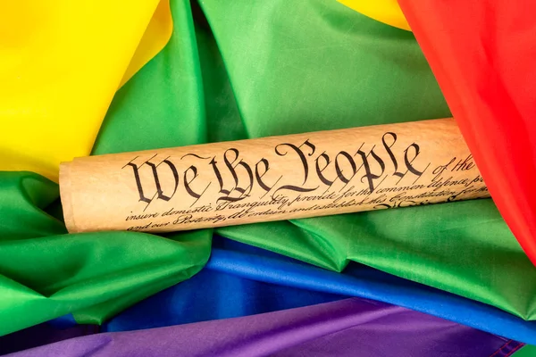 Amerykańska Konstytucja Insynuująca Prawa Wolność Spoczywa Fragmencie Tęczowej Flagi Podkreślając — Zdjęcie stockowe