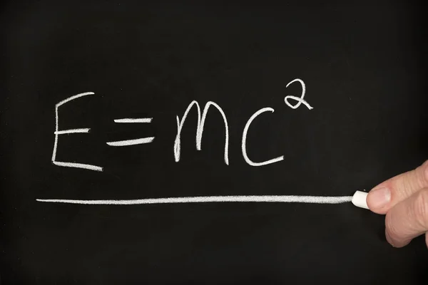 Profesor Escribe Teoría Relatividad Ecuación Einstein Una Pizarra Negra Mientras —  Fotos de Stock