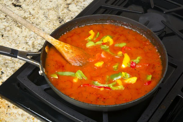 Köchelnde Marinara-Sauce und Gemüse — Stockfoto