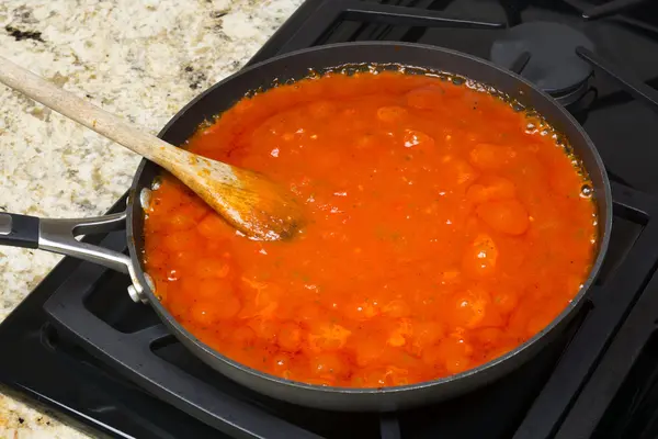 Köchelnde Marinara — Stockfoto