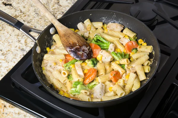 Kyckling och grönsaker pasta — Stockfoto