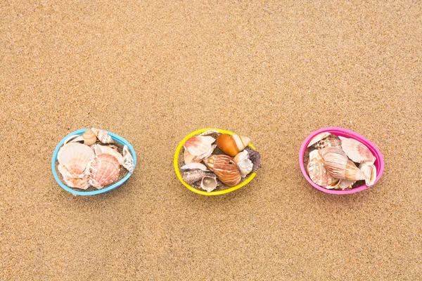 Cestas de ovos de Páscoa na praia — Fotografia de Stock