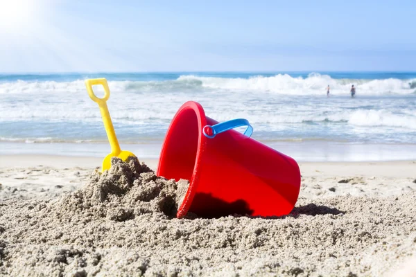 Juguetes de playa en la arena —  Fotos de Stock