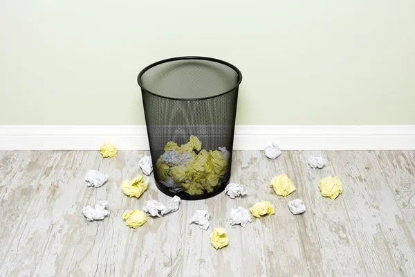 Wads of paper and trashcan — Stock Photo, Image