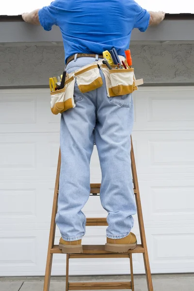 Contraqctor inspecionando telhado — Fotografia de Stock