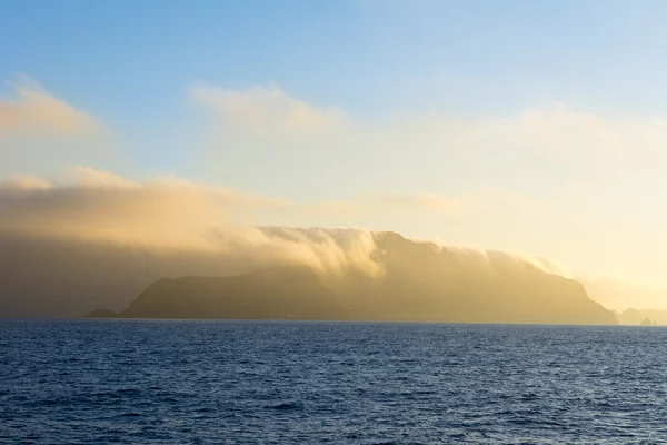Ön uppslukade i moln — Stockfoto