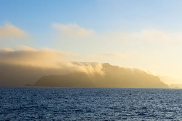 Île engloutie dans les nuages — Photo