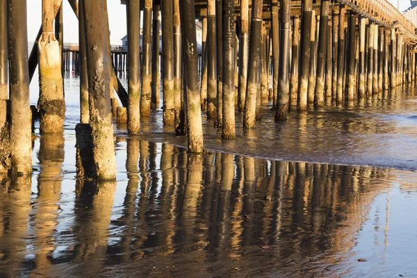 Pier palen bij zonsondergang — Stockfoto