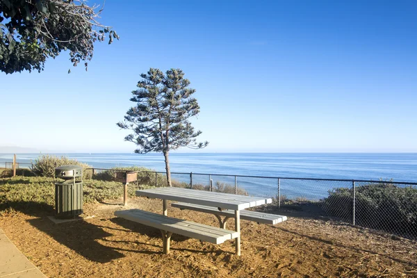 Tavolo da picnic con vista sull'oceano — Foto Stock