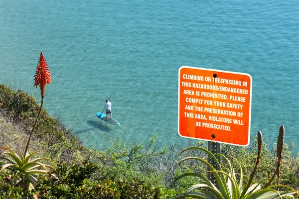 Warning sign on cliff — Stock Photo, Image