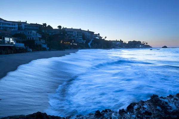 Rompiendo olas en la cala — Foto de Stock