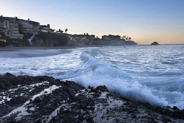 Wave breaking in cove — Stock Photo, Image