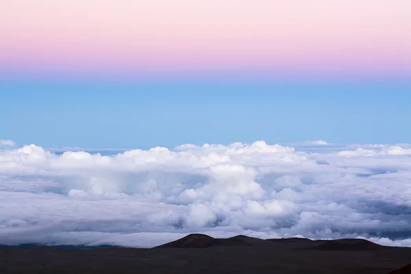 Panorama nuvoloso sulla cima della montagna — Foto Stock