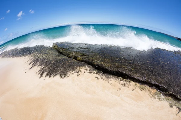 Waves crashing into reef — Stock Photo, Image