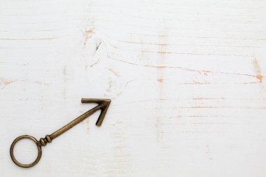 ahşap arka plan üzerinde metal ok