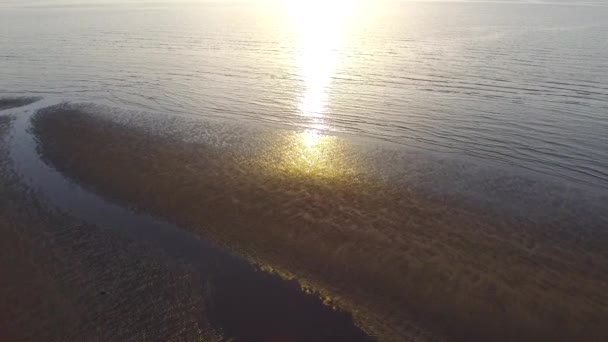 Avión no tripulado aéreo que vuela junto al mar — Vídeos de Stock
