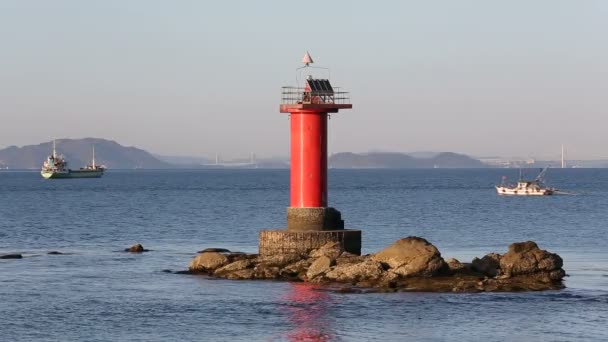 Phare avec bateau de pêche 