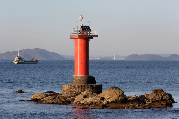 Farol com navio — Fotografia de Stock