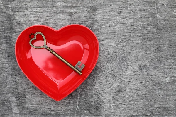 Ročník klíč a červené srdce — Stock fotografie