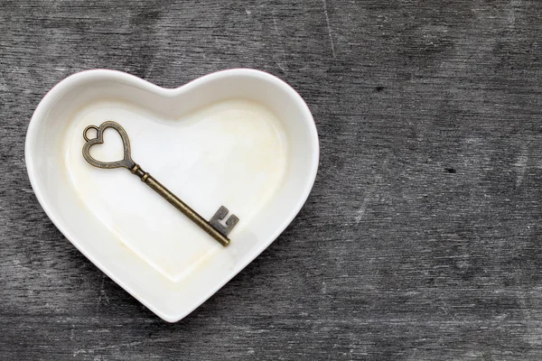 Vintage anahtar ve kalp şekli plaka — Stok fotoğraf
