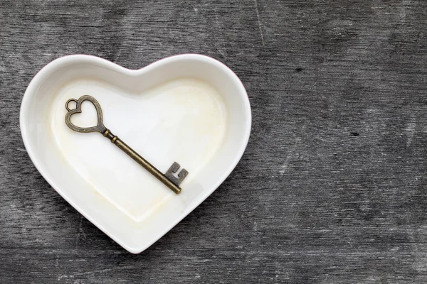 Vintage key and heart shape plate — Stock Photo, Image