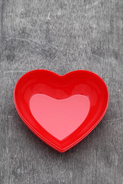 Kırmızı kalp şekli plaka — Stok fotoğraf