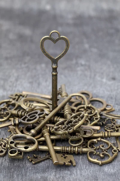 Vintage ржавый ключ стоя — стоковое фото