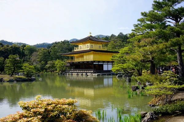 Chrám Kinkakuji (Zlatý pavilon) v japonském Kjótu — Stock fotografie