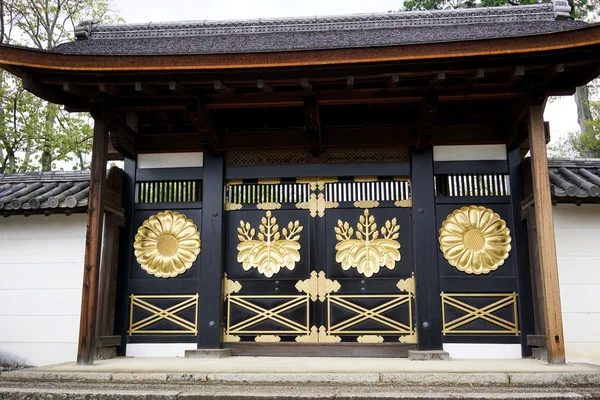 Japanese temple gate in Kyoto — Stock Photo, Image