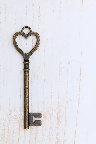 Vintage anahtar kalp şekli — Stok fotoğraf