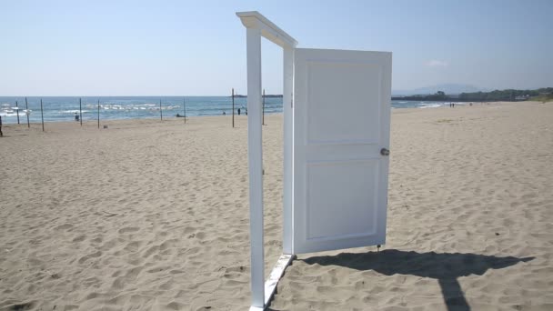 Puerta en la playa — Vídeo de stock