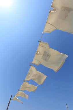 Kurumaya asılı beyaz t-shirt 