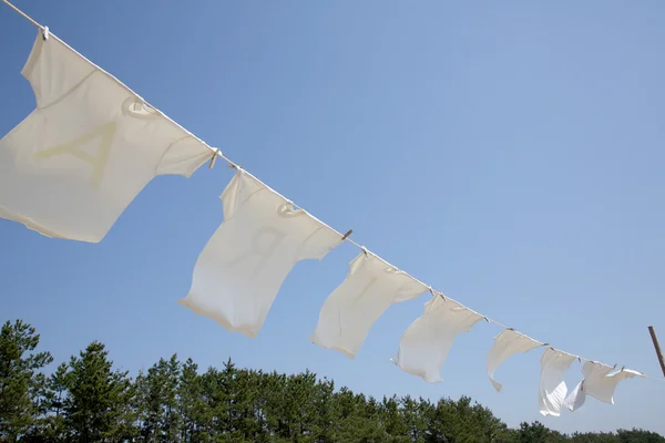 Weiße T-Shirts zum Trocknen hängen — Stockfoto