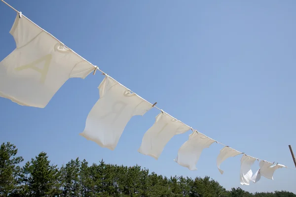 Witte t-shirts hangen te drogen — Stockfoto